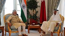 Hindistan Başbakanı Narendra Modi (sol), Katar Emiri Şeyh Tamim bin Hamad 