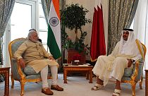 Hindistan Başbakanı Narendra Modi (sol), Katar Emiri Şeyh Tamim bin Hamad 