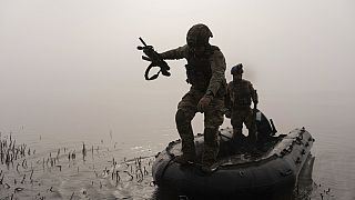 Un militar ucraniano durante unas maniobras en la línea del frente, cerca de Jersón, en Ucrania, el domingo 15 de octubre de 2023.