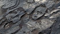 Esculturas antigas em pedra num ponto rochoso do rio Amazonas que ficaram expostas depois de o nível da água ter descido para mínimos históricos durante uma seca em Manaus, estado do Amazonas, Brasil.