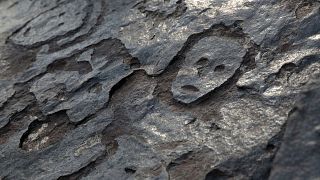 Antiguas tallas de piedra en una punta rocosa del río Amazonas que quedaron al descubierto después de que el nivel del agua descendiera a mínimos históricos durante una sequía en Manaos, estado de Amazonas, Brasil.