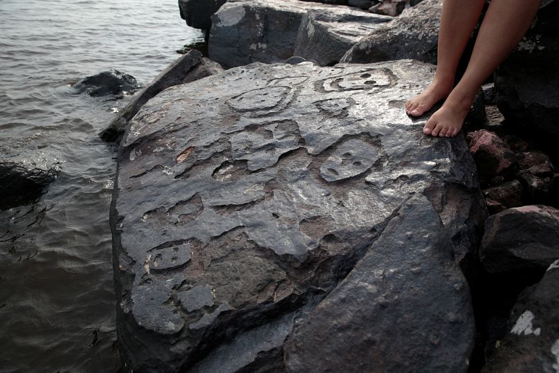 Antiguas tallas rupestres del río Amazonas expuestas por la sequía, el 23 de octubre.