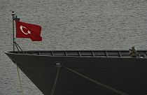 Турецкий солдат охраняет турецкий военный корабль TCG Kemalreis во время стоянки в порту Хайфы, Израиль, суббота, 3 сентября 2022 г.