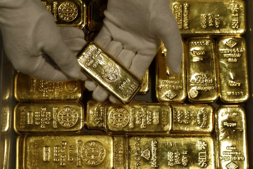 Des employés de la maison d'or ProAurum préparent des barres d'or de 0,5 kg d'une pureté de 999,9 dans la salle des coffres-forts à Munich, en Allemagne, le 13/12/2018