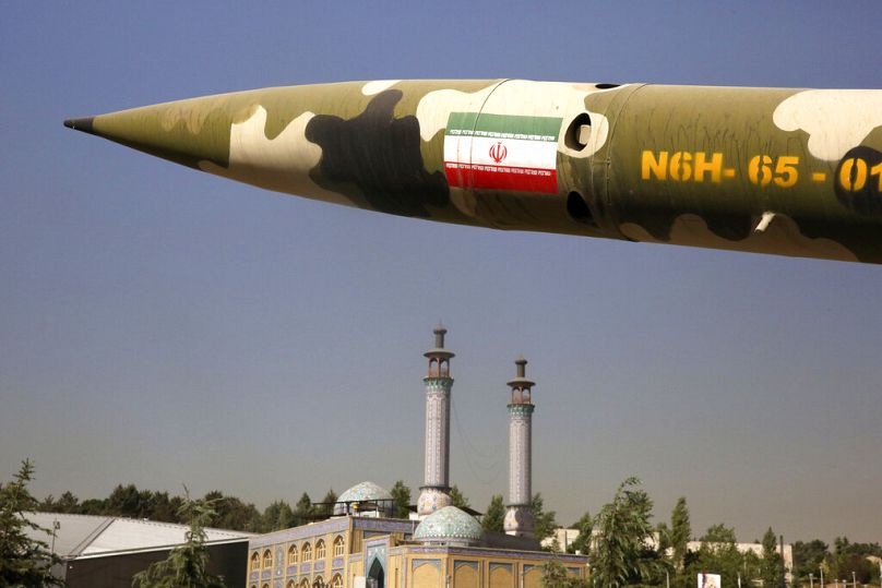 Un missile est présenté lors d'une exposition sur la guerre Iran-Irak de 1980-88, dans un parc, au nord de Téhéran, Iran, jeudi 25 septembre 2014