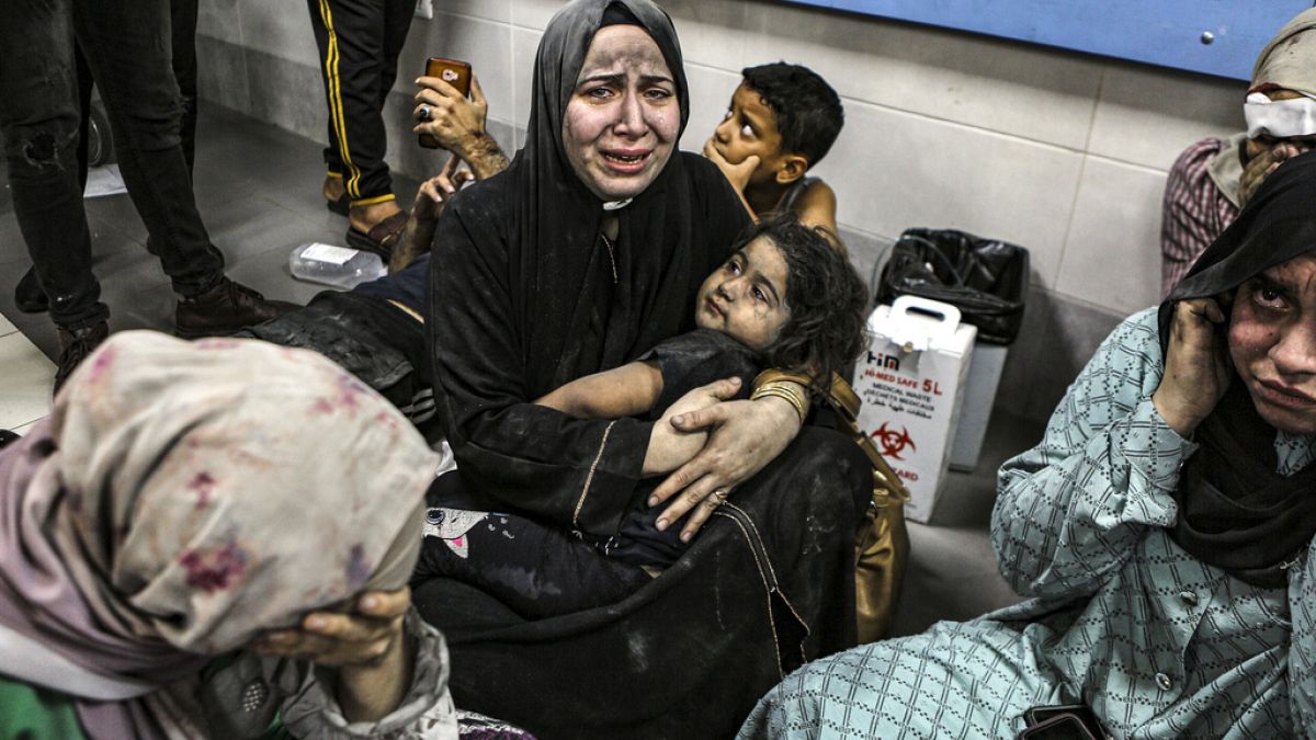 İsrail bambardımanı sonucu yaralanan Filistinliler Şifa Hastanesi'nde tedavi olmayı beklerken 