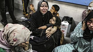 İsrail bambardımanı sonucu yaralanan Filistinliler Şifa Hastanesi'nde tedavi olmayı beklerken 