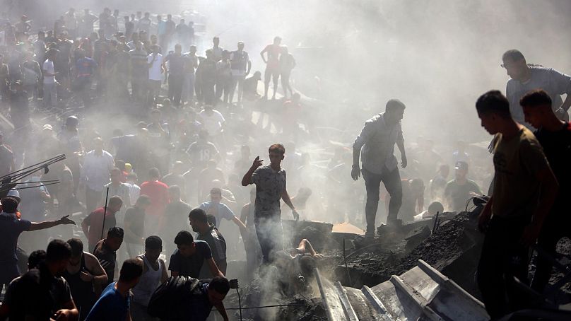 جستجو در میان آوارهای ناشی از حملات اسرائیل در غزه به تاریخ ۲۶ اکتبر ۲۰۲۳