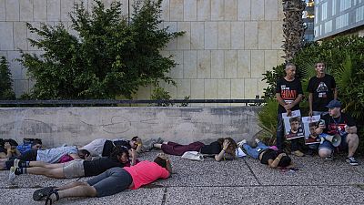 Sirenen erschrillen während einer Gedenkveranstaltung in Tel Aviv in Israel