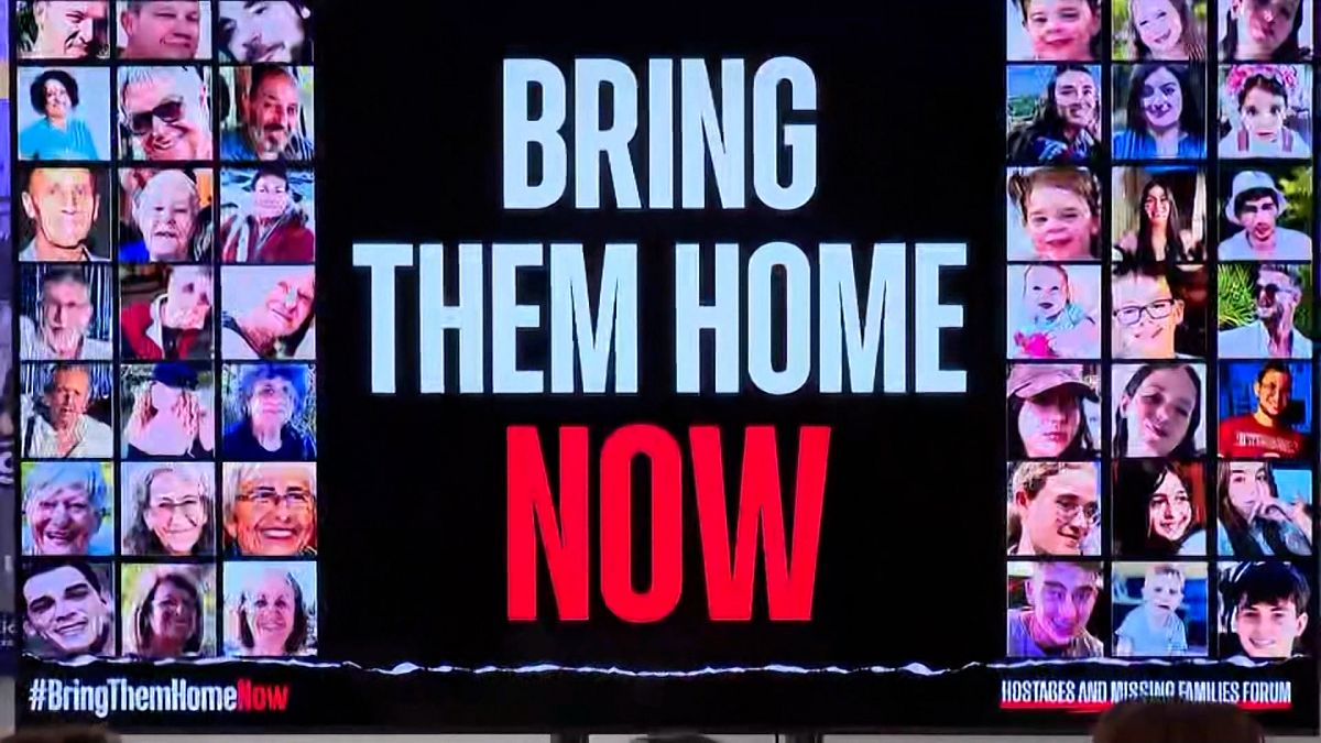 "Bring Them Home Now", cartel con el eslogan para la liberación de los rehenes capturados por Hamás
