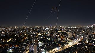 Израильская система ПВО "Железный купол" перехватывает ракету, выпущенную из сектора Газа. 26 октября 2023