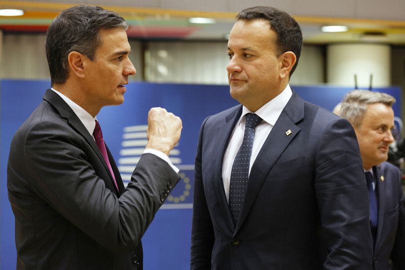 Il primo ministro spagnolo Pedro Sanchez, sinistra, parla con il primo ministro irlandese Leo Varadkar, destra. Bruxelles, 2023
