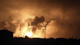 انفجارات ناجمة عن قصف عنيف لقطاع غزة من قبل الجيش الإسرائيلي ليلة الجمعة على السبت