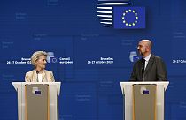Die Präsidentin der Europäischen Kommission, Ursula von der Leyen, und der Präsident des Europäischen Rates, Charles Michel, bei der abschließenden Pressekonferenz, 27.10.2023