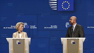 Die Präsidentin der Europäischen Kommission, Ursula von der Leyen, und der Präsident des Europäischen Rates, Charles Michel, bei der abschließenden Pressekonferenz, 27.10.2023