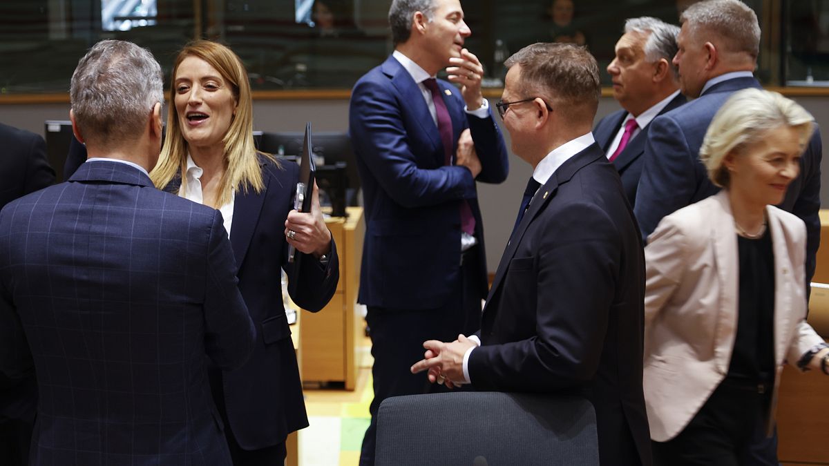 I leader dei Paesi Ue insieme alla presidente del Parlamento comunitario Roberta Metsola e a quella della Commissione europea Ursula von der Leyen