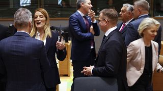 Los líderes de la UE hablan durante una mesa redonda en una cumbre de la Unión en el edificio del Consejo Europeo en Bruselas, el jueves 26 de octubre de 2023
