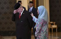 Malezya Kralı seçilen İbrahim İskender, kız kardeşi Malezya Kraliçesi Tunku Azizah Aminah Maimunah yanında göz yaşlarına hakim olamadı