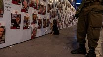 صور لعدد من الرهائن الإسرائيليين على واجهة جدار في تل أبيب. 2023/10/21