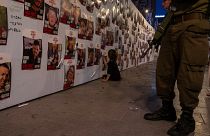 صور لعدد من الرهائن الإسرائيليين على واجهة جدار في تل أبيب. 2023/10/21