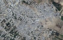 Esta imagem fornecida pela Maxar Technologies mostra danos em edifícios e estruturas no bairro após o bombardeamento em Beit Hanoun, no norte de Gaza.