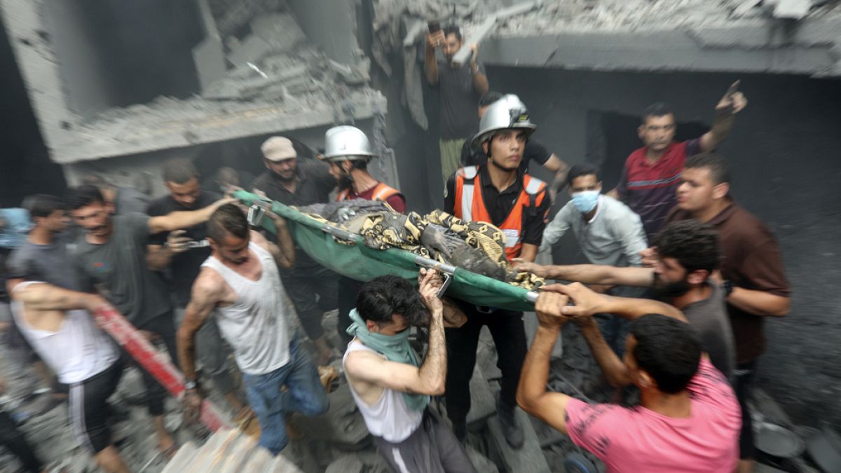 Sebesült mentése a romok közül Gáza városában 2023. október 27-én