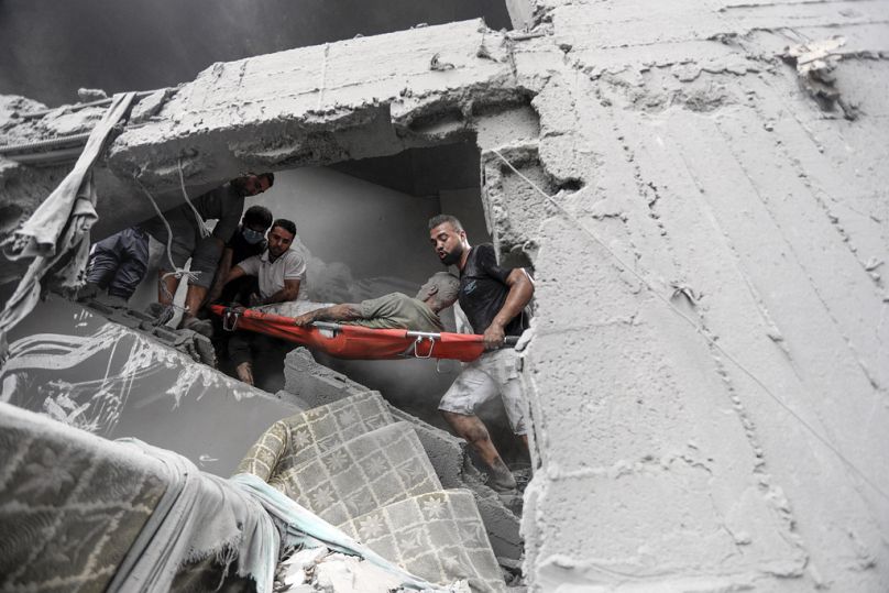Sebesült mentése Gáza városában 2023. október 27-én