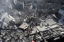 İsrail'in Gazze'ye yönelik hava saldırılarında çöken binaların enkazında binlerce sivil hayatını kaybetti