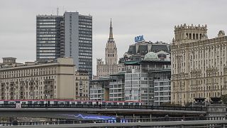 Metrószerelvény halad át a Moszkva folyó egyik hídján