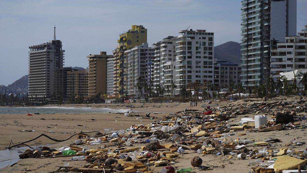 Débris déversés par l'ouragan Otis sur les plages du littoral à Acapulco, au Mexique, 26/10/2023 