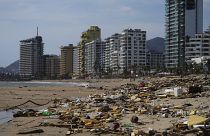 Törmelék Acapulco tengerpartján