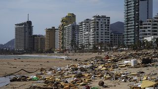 Destroços na praia de Acapulco, no México, após a passagem do furacão Otis, 26 de outubro de 2023