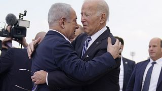 رئيس الوزراء الإسرائيلي بنيامين نتنياهو في استقبال الرئيس جو بايدن بعد وصوله إلى مطار بن غوريون الدولي.