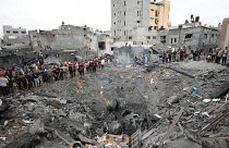 فلسطینی‌ها آوار یک ساختمان ویران شده پس از حمله هوایی اسرائیل در نوار غزه را بازرسی کردند.