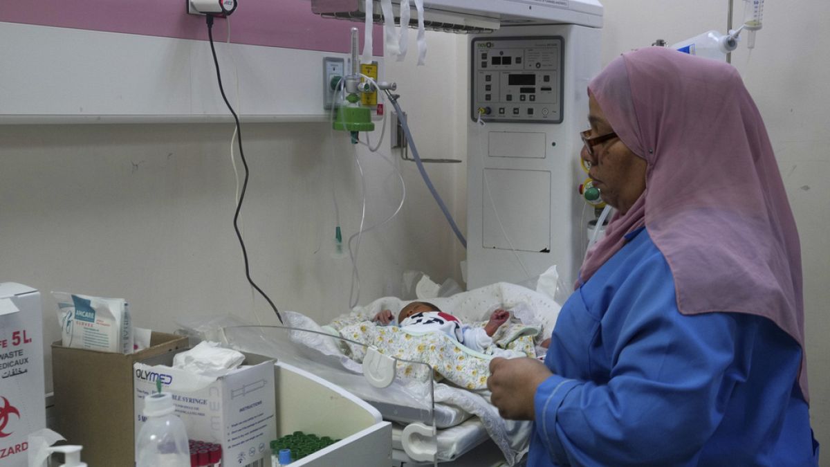 Des médecins palestiniens soignent un bébé né prématurément à l'hôpital Al Aqsa de Deir el-Balah, dans la bande de Gaza, le dimanche 22 octobre 2023. 