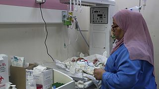 Des médecins palestiniens soignent un bébé né prématurément à l'hôpital Al Aqsa de Deir el-Balah, dans la bande de Gaza, le dimanche 22 octobre 2023. 