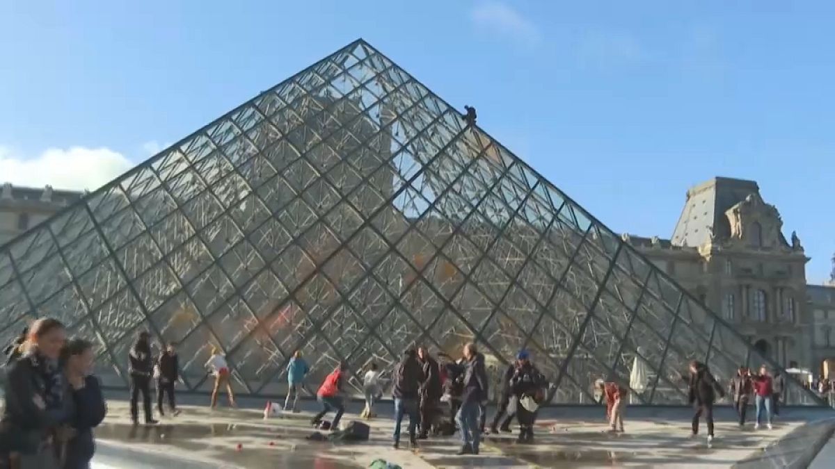 Ativista climático escala Pirâmide do Louvre, em Paris, França
