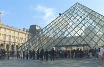 Protest- und Kletteraktion am Louvre