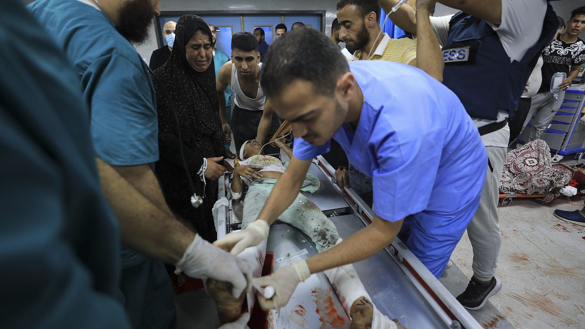 طاقم طبي في مستشفى الشفاء في قطاع غزة؟ 