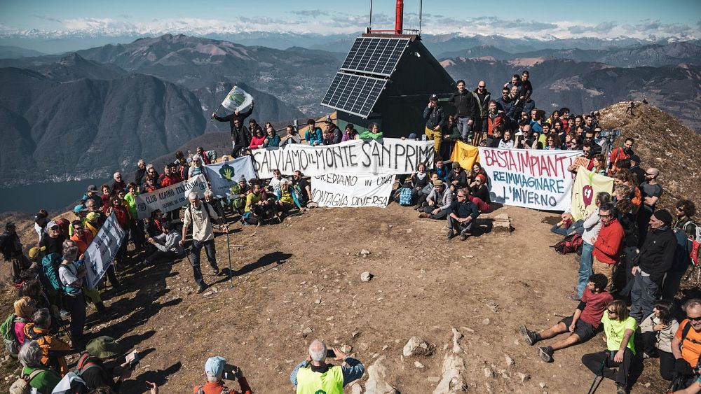 Активисти организират протест на върха на Монте Сан Примо 12