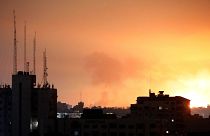 Bombardeamentos iluminam a noite no norte da Faixa de Gaza