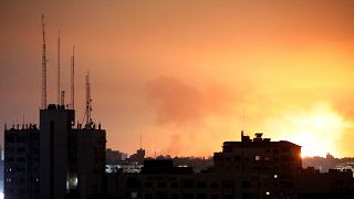 Bombardeamentos iluminam a noite no norte da Faixa de Gaza