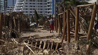 زیرساخت های گردشگری پس از طوفان اوتیس در ساحل آکاپولکوی مکزیک به هم ریخته است.