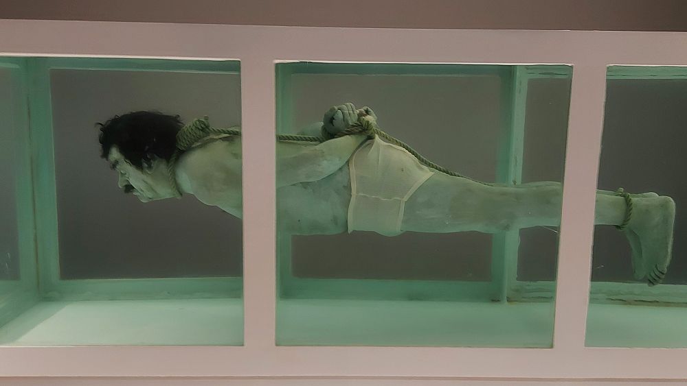 Акула от Дейвид Черни показва Саддам Хюсеин във формалдехид  Авторско