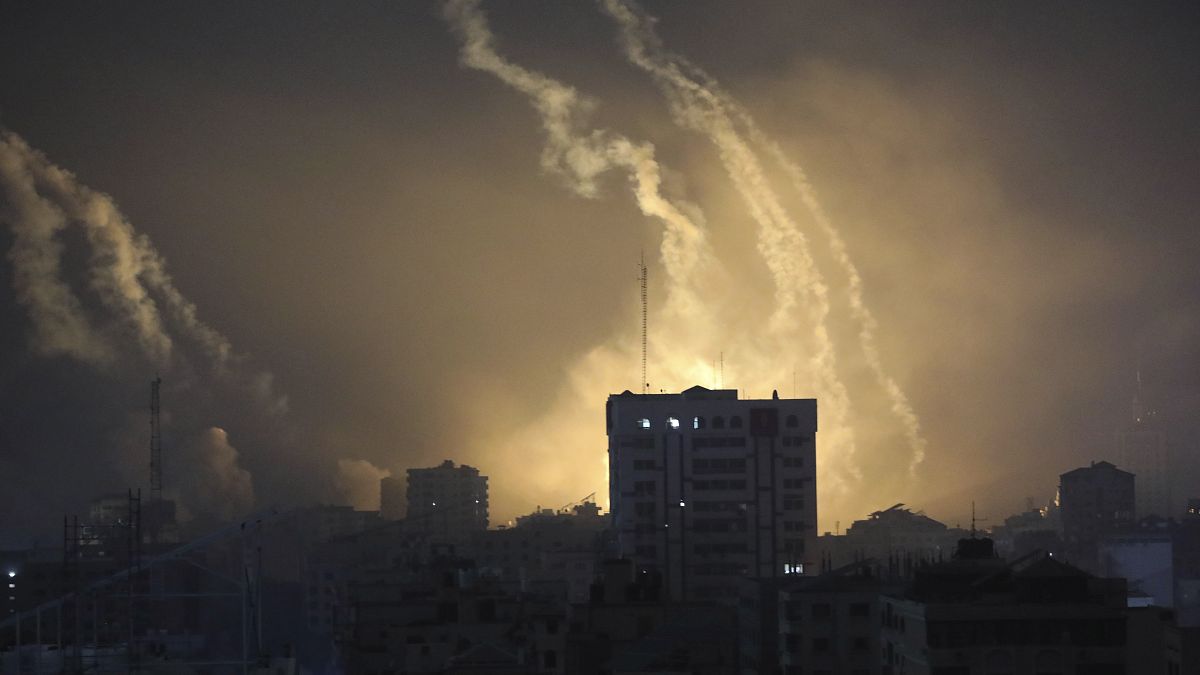 Fumo si leva da Gaza dopo bombardamenti