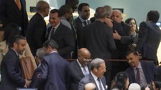 Der palästinensische UN-Vertreter Riyad Mansour, dritter von rechts, nimmt Glückwünsche entgegen nach der Abstimmung der Vollversammlung.