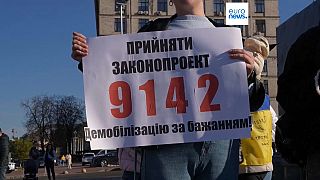 Une pancarte appelant à la démobilisation des soldats ukrainiens qui sont au combat depuis 18 mois