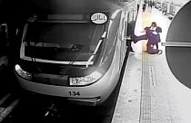 Армиту Гераванд без сознания выносят из поезда. Тегеран, Иран. 1 октября 2023