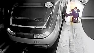 Армиту Гераванд без сознания выносят из поезда. Тегеран, Иран. 1 октября 2023