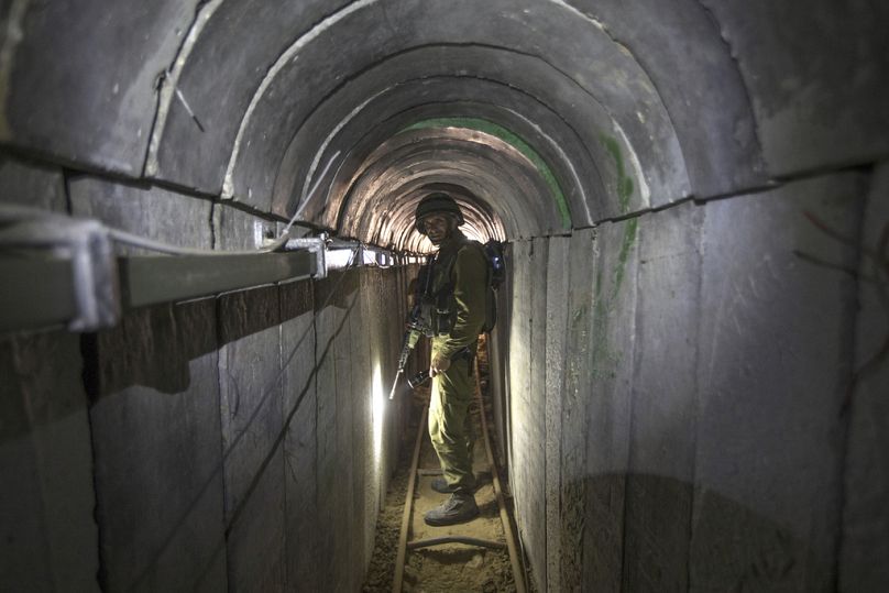 Ισραηλινός στρατιώτης μέσα σε τούνελ που χρησιμοποιούν οι μαχητές της Χαμάς